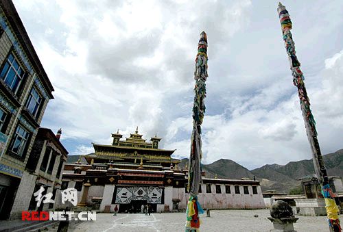 桑耶寺是藏传佛教史上第一座佛法僧俱全的寺庙