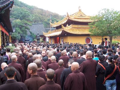 朝拜佛顶山仪式现场挤满了僧众和信徒