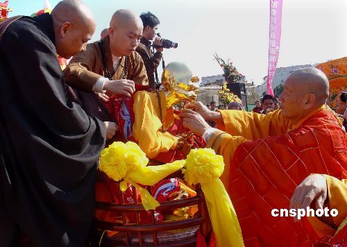 漳州市佛教协会会长为妙智肉身和尚披袈裟