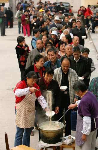 10月19日，排队等候吃面的老人。