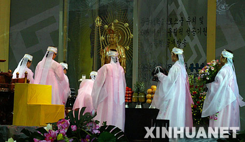 11月23日，韩国佛教信徒在首尔奉恩寺举行的法会上向金乔觉·地藏菩萨立像呈贡。