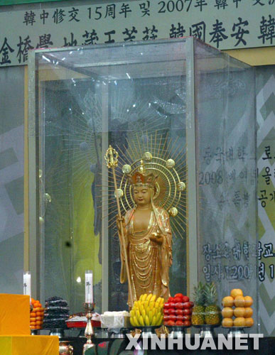 11月23日，中华宗教文化交流协会和中国佛教协会在首尔奉恩寺向韩国佛教界赠送了一尊金乔觉·地藏菩萨立像。像高1.88米，重99公斤，用台湾名贵桧木雕凿而成。