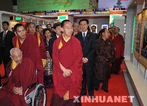 十一世班禅参观“西藏今昔”主题展 为奥运祝福