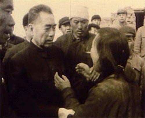 1966年3月，河北邢台地区发生强烈地震，周恩来第二天就赶往灾区慰问受灾群众。