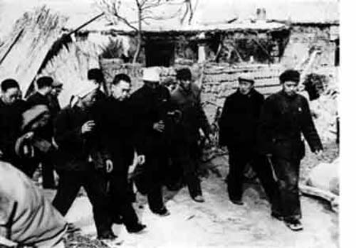 1966年3月，河北邢台地区发生强烈地震，周恩来第二天就赶往灾区慰问受灾群众。