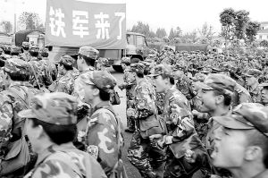 十万中国军人向灾区立体突击 筑起生命通道(组图)