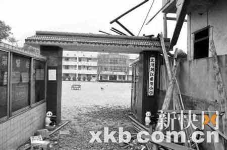 建筑商承建五所小学皆不倒 不堪悲痛接受治疗