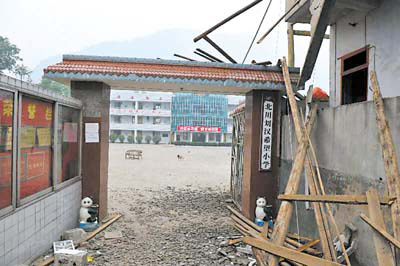 刘汉希望小学捐赠者:我们只是老实盖楼(图)