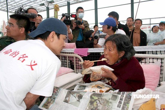 组图:众星举行法会祈福灾区华仔深情赞解放军