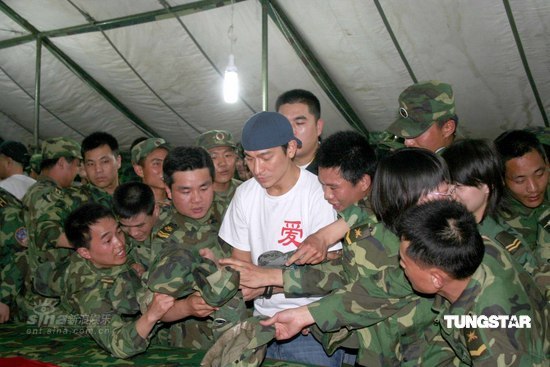 组图:众星举行法会祈福灾区华仔深情赞解放军