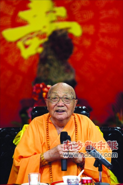 昨天上午,弘法寺为本焕长老举办百岁有二寿诞庆典。“寿星”本焕在午宴上即席发言。