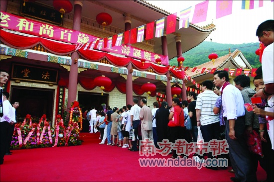 昨天早晨,弘法寺开山方丈本焕长老在法堂接受信众贺寿,法堂门前排起了长队。