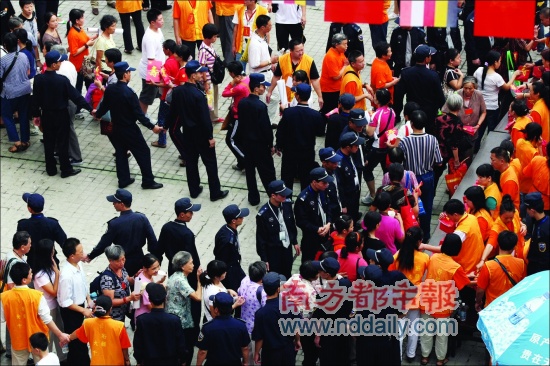 信众排长龙领取弘法寺发放的本焕长老百岁有二寿诞庆典寿包。