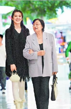 王祖贤口中的“姐姐”林青霞息影15年后,确定接演王家卫的《一代宗师》,外传她复出身价高达400万元人民币,昔日影坛“漂亮宝贝”王祖贤2002年息影后,隐居加拿大温哥华,是否也有复出计划?和她爱情长跑16年的前男友齐秦说:“我个人判断,她不太会再复出了。”