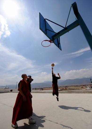 图文-云南佛学院喇嘛学员打篮球最美丽的篮球场