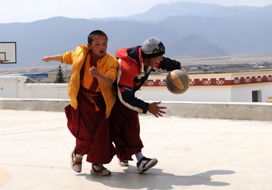 图文-云南佛学院喇嘛学员打篮球玩的十分开心