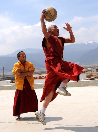 图文-云南佛学院喇嘛学员打篮球格温恩珠上篮