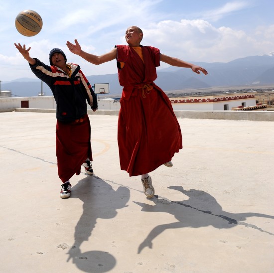 图文-云南佛学院喇嘛学员打篮球争抢皮球