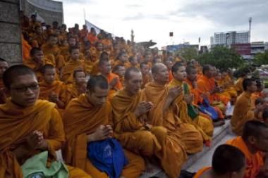 泰国数百僧侣集会 呼吁政府停止暴力行动（图）