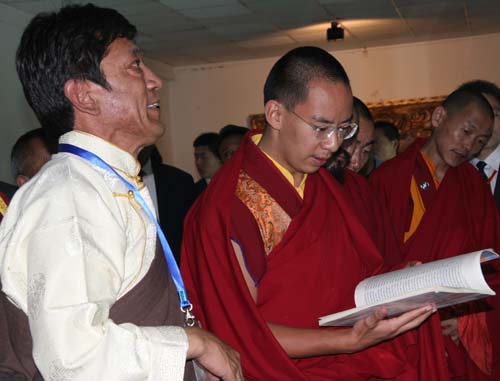 十一世班禅参观西藏高校激励学子立志成才