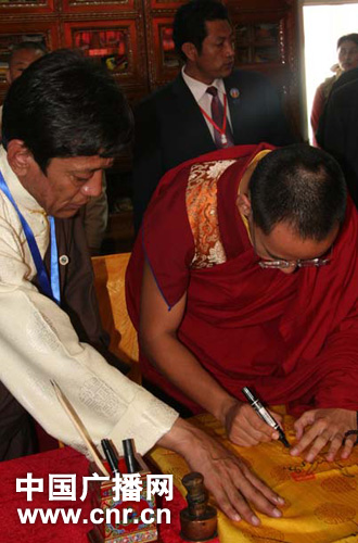 十一世班禅参观西藏高校激励学子立志成才