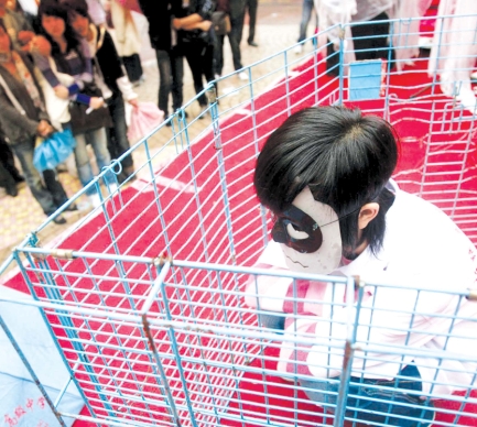 世界动物日 武汉少女进笼扮狗倡关爱动物(图)