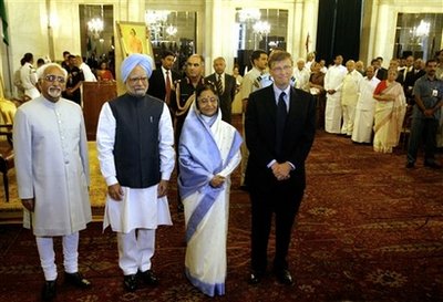 盖茨在印度获颁英迪拉·甘地和平奖(图)