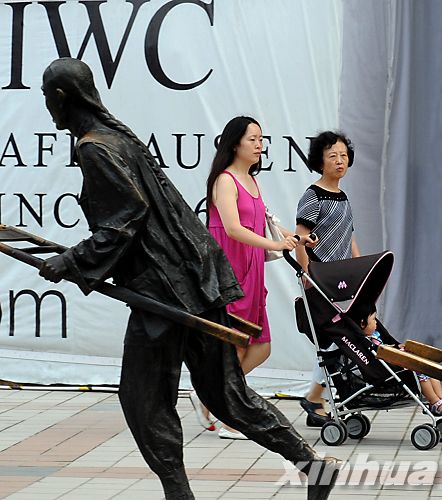 王府井步行街上的《人力车夫》雕塑（7月2日摄）