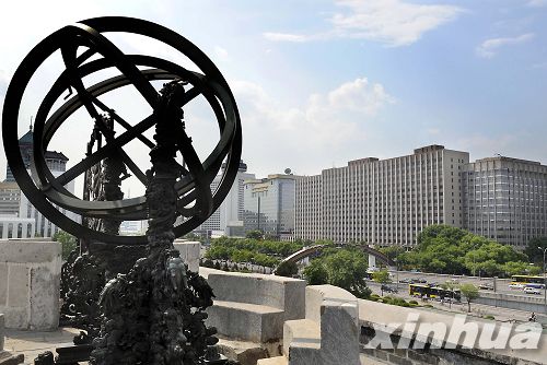 矗立在北京市繁华中心地带的古观象台（5月13日）