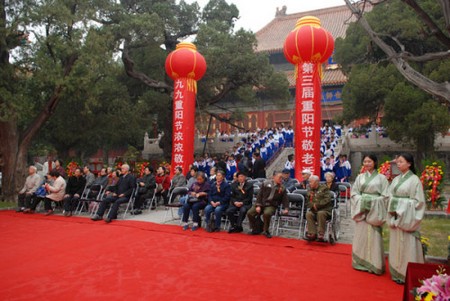 北京孔庙国子监成贤国学馆的教师代表向孔子像行礼