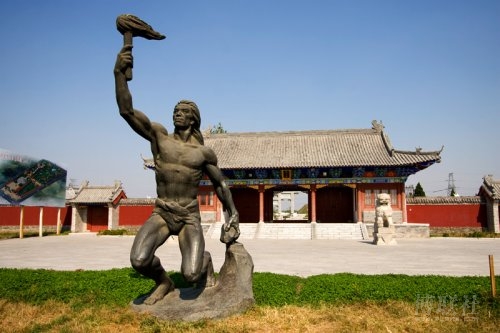 位于河南省商丘的燧人氏塑像