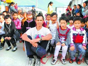 遇难香港义工救人瞬间:双手力推四人自己被埋