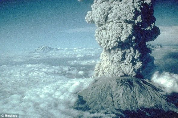 位于美国华盛顿州的圣海伦斯火山1980年7月22日喷发时的景象。黄石国家公园地下火山一旦爆发,破坏力将是圣海伦斯火山的一千倍 位于美国华盛顿州的圣海伦斯火山1980年7月22日喷发时的景象。黄石国家公园地下火山一旦爆发,破坏力将是圣海伦斯火山的一千倍