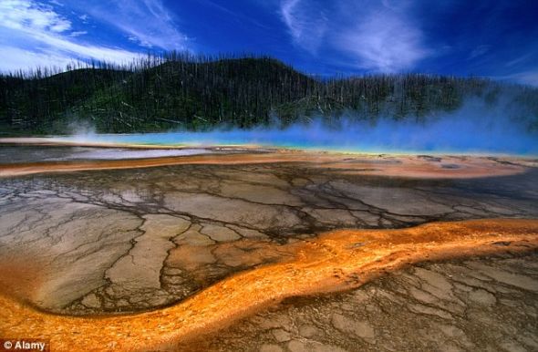 这是黄石国家公园中途喷泉盆地在火山喷发后破败景象的艺术想象图 这是黄石国家公园中途喷泉盆地在火山喷发后破败景象的艺术想象图
