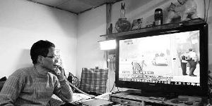 图为赖嫦的父亲守候着电话、电视和网络,焦急地等候。 图为赖嫦的父亲守候着电话、电视和网络,焦急地等候。