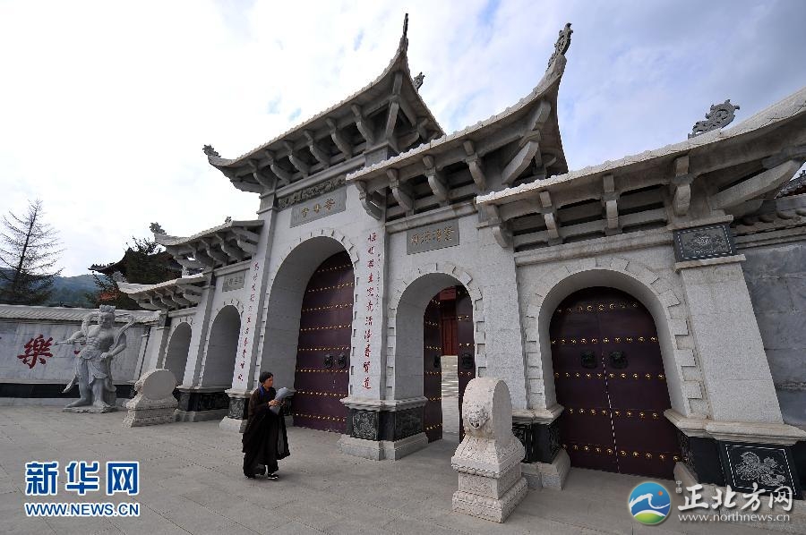 探秘中国最大的女子佛学院[组图]