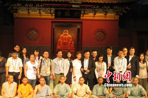 世界华裔杰出青年访少林感悟禅宗文化(图)