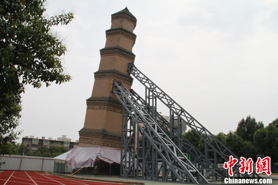 西安万寿寺塔倾斜严重,文物部门为防倒塌对其用钢架进行了支撑。金鑫 摄 西安万寿寺塔倾斜严重,文物部门为防倒塌对其用钢架进行了支撑。金鑫 摄