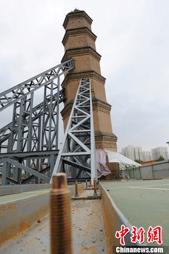 位于西安市西光中学内的一座古塔万寿寺塔发生严重倾斜。 位于西安市西光中学内的一座古塔万寿寺塔发生严重倾斜。