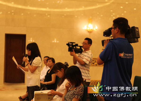 新闻发布会现场媒体记者积极提问.jpg