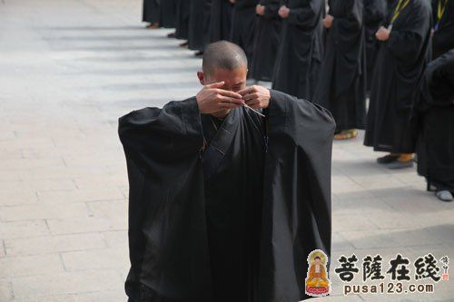 沙弥首练习代表众新戒顶礼三师 沙弥首练习代表众新戒顶礼三师