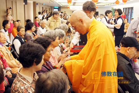 果东法师为老菩萨祈福 果东法师为老菩萨祈福