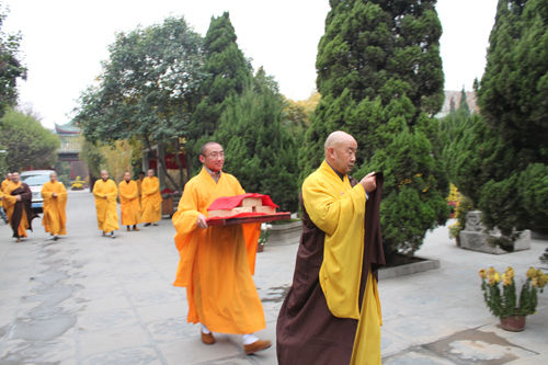 大相国寺高僧护送经书到大雄宝殿