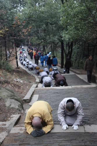 众人在法师的带领下开始拜山 众人在法师的带领下开始拜山