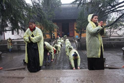 拜山人员到达灵岩山寺内 拜山人员到达灵岩山寺内