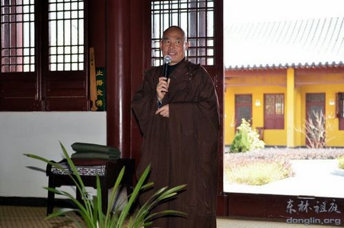 出关大回向仪式结束后，寂庵法师主持大众闭关感受交流会