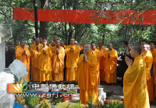 师公塔前上供