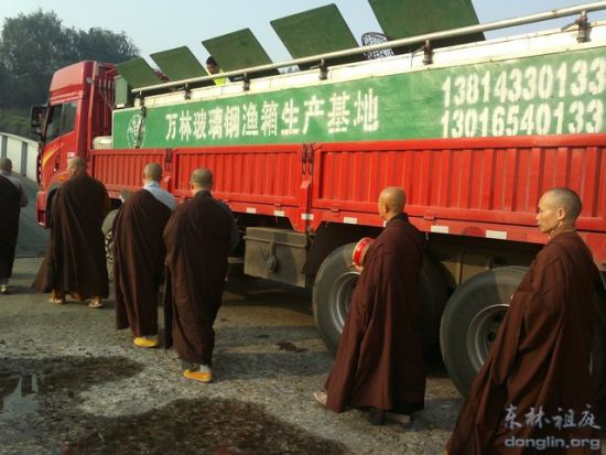 法师领众围绕念佛,祈愿佛号历耳,永成道种,永脱苦海 法师领众围绕念佛,祈愿佛号历耳,永成道种,永脱苦海