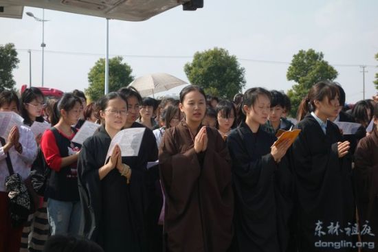 众人虔诚与物命一起忏悔业障、聆听经法 众人虔诚与物命一起忏悔业障、聆听经法