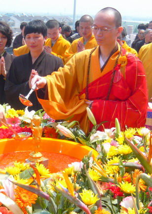 (2008年四月初八,在浙江泽山禅寺举行浴佛法会时浴佛) (2008年四月初八,在浙江泽山禅寺举行浴佛法会时浴佛)